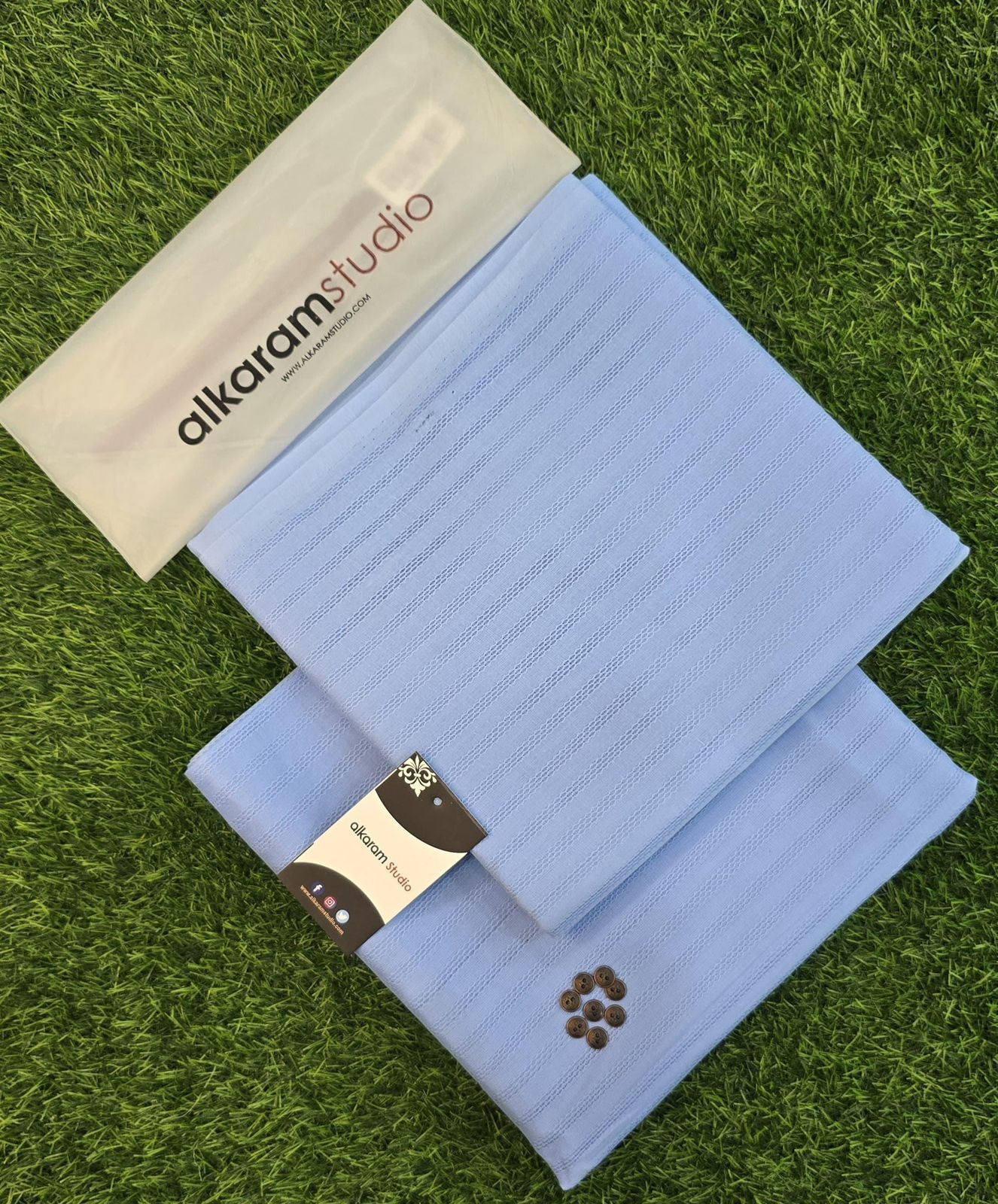 Alkaram Premium Soft Texture Cotton – Gents Fabric | Summer 2025 | 4.5 Meter | Gift Bag + Buttons - Deewan E Kharidar