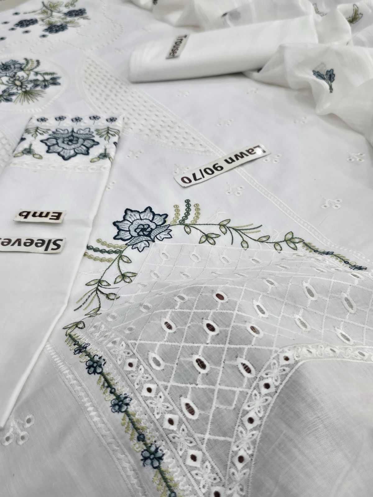 Nishat 3-Piece Chickenkari Embroidered Lawn Suit with Soft Voil Dupatta – Summer 2025 Collection - Deewan E Kharidar