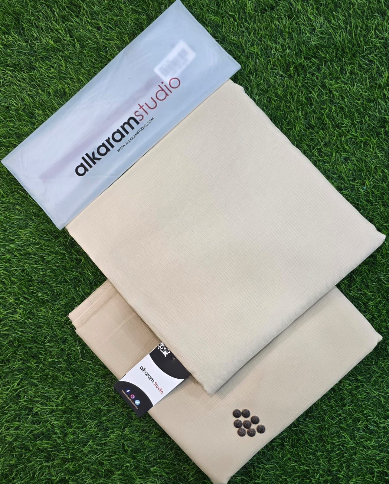 Alkaram Premium Soft Texture Cotton – Gents Fabric | Summer 2025 | 4.5 Meter | Gift Bag + Buttons - Deewan E Kharidar