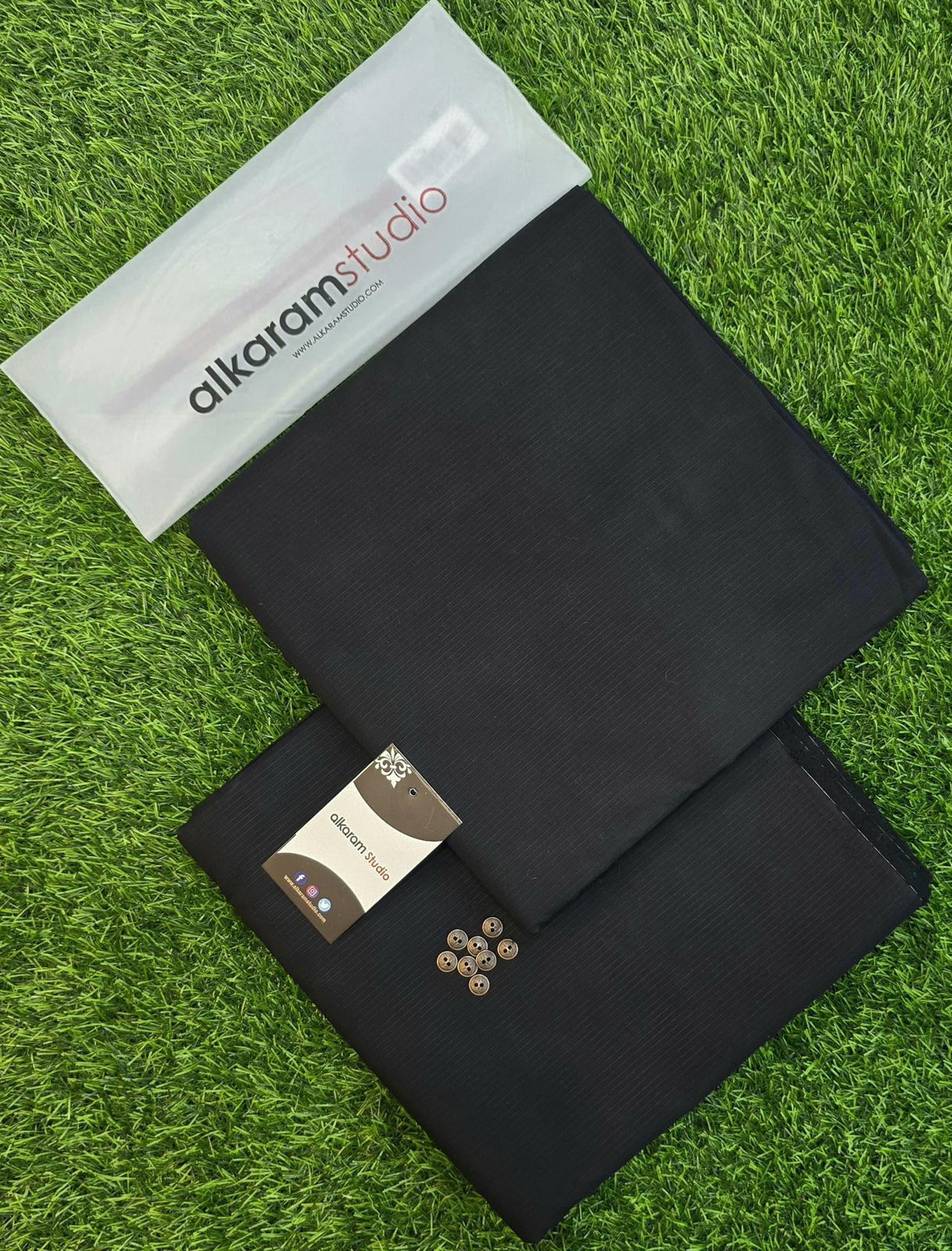 Alkaram Premium Soft Texture Cotton – Gents Fabric | Summer 2025 | 4.5 Meter | Gift Bag + Buttons - Deewan E Kharidar