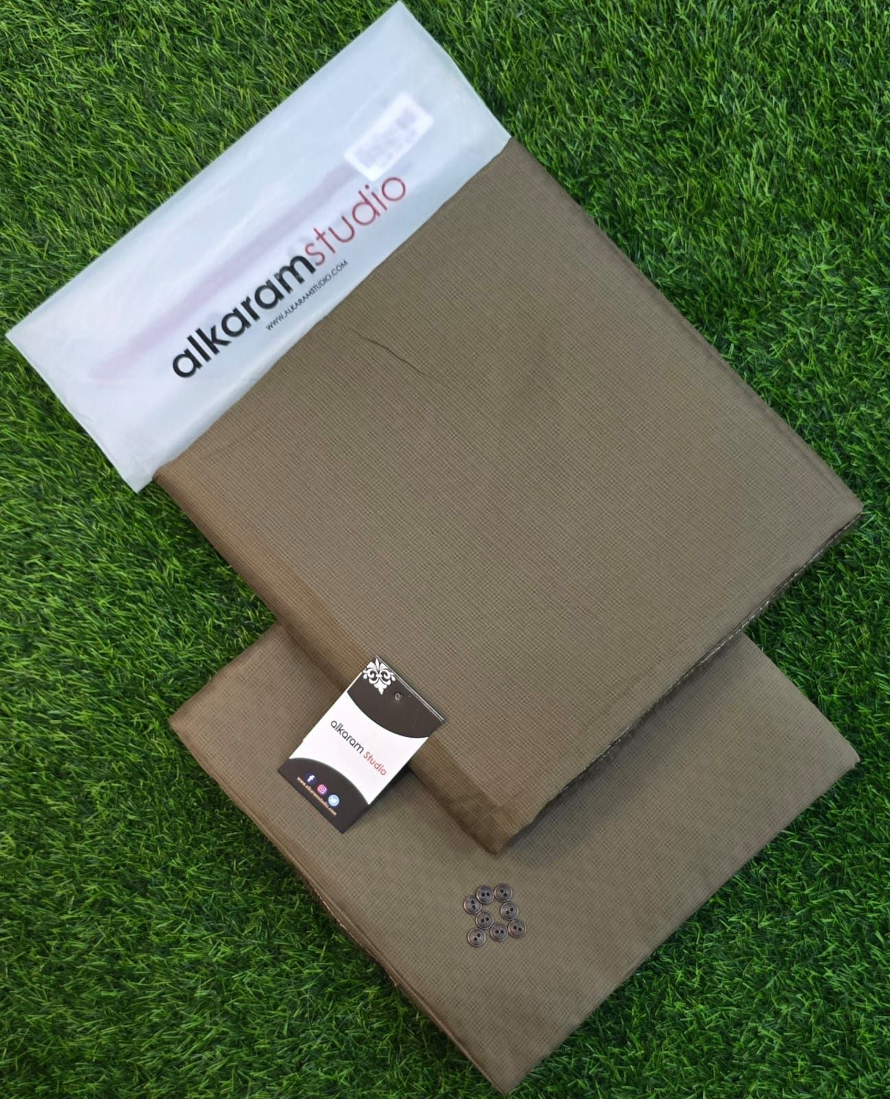 Alkaram Premium Soft Texture Cotton – Gents Fabric | Summer 2025 | 4.5 Meter | Gift Bag + Buttons - Deewan E Kharidar