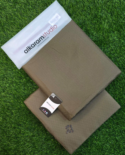 Alkaram Premium Soft Texture Cotton – Gents Fabric | Summer 2025 | 4.5 Meter | Gift Bag + Buttons - Deewan E Kharidar