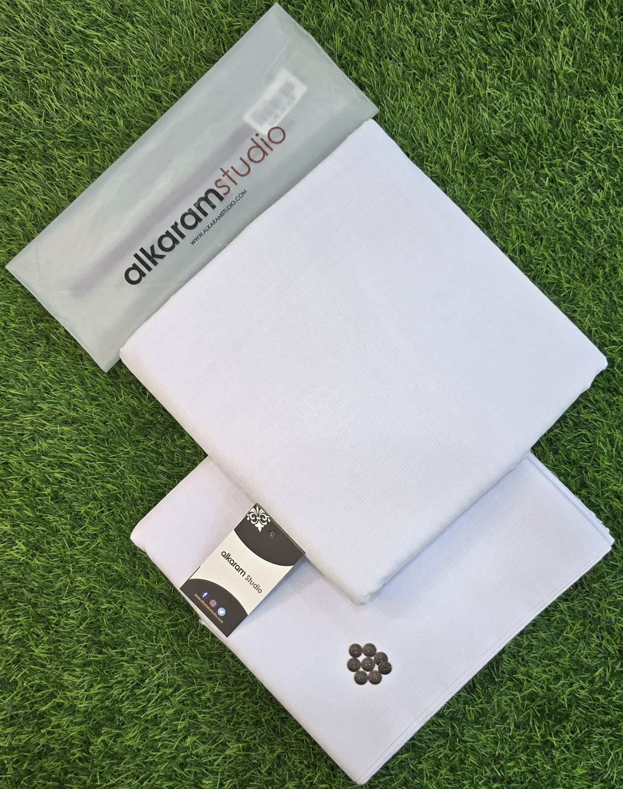 Alkaram Premium Soft Texture Cotton – Gents Fabric | Summer 2025 | 4.5 Meter | Gift Bag + Buttons - Deewan E Kharidar
