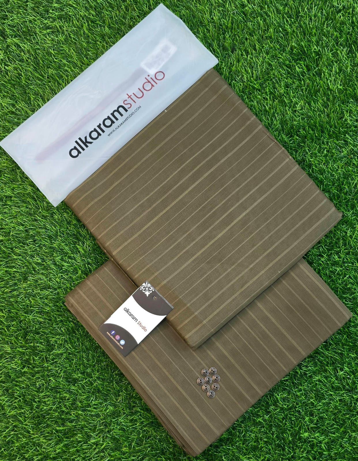 Alkaram Premium Soft Texture Cotton – Gents Fabric | Summer 2025 | 4.5 Meter | Gift Bag + Buttons - Deewan E Kharidar