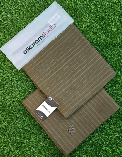 Alkaram Premium Soft Texture Cotton – Gents Fabric | Summer 2025 | 4.5 Meter | Gift Bag + Buttons - Deewan E Kharidar