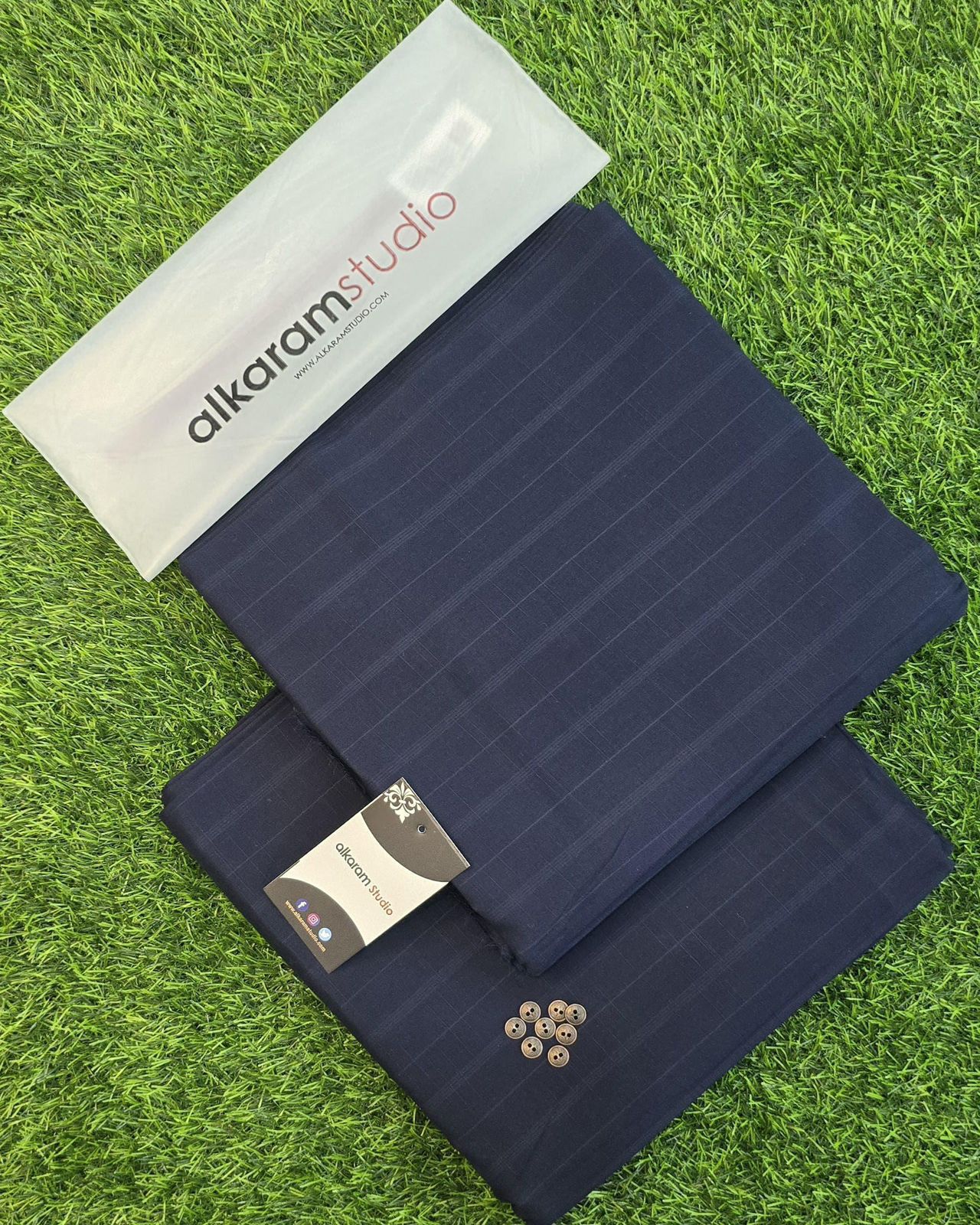 Alkaram Premium Soft Texture Cotton – Gents Fabric | Summer 2025 | 4.5 Meter | Gift Bag + Buttons - Deewan E Kharidar